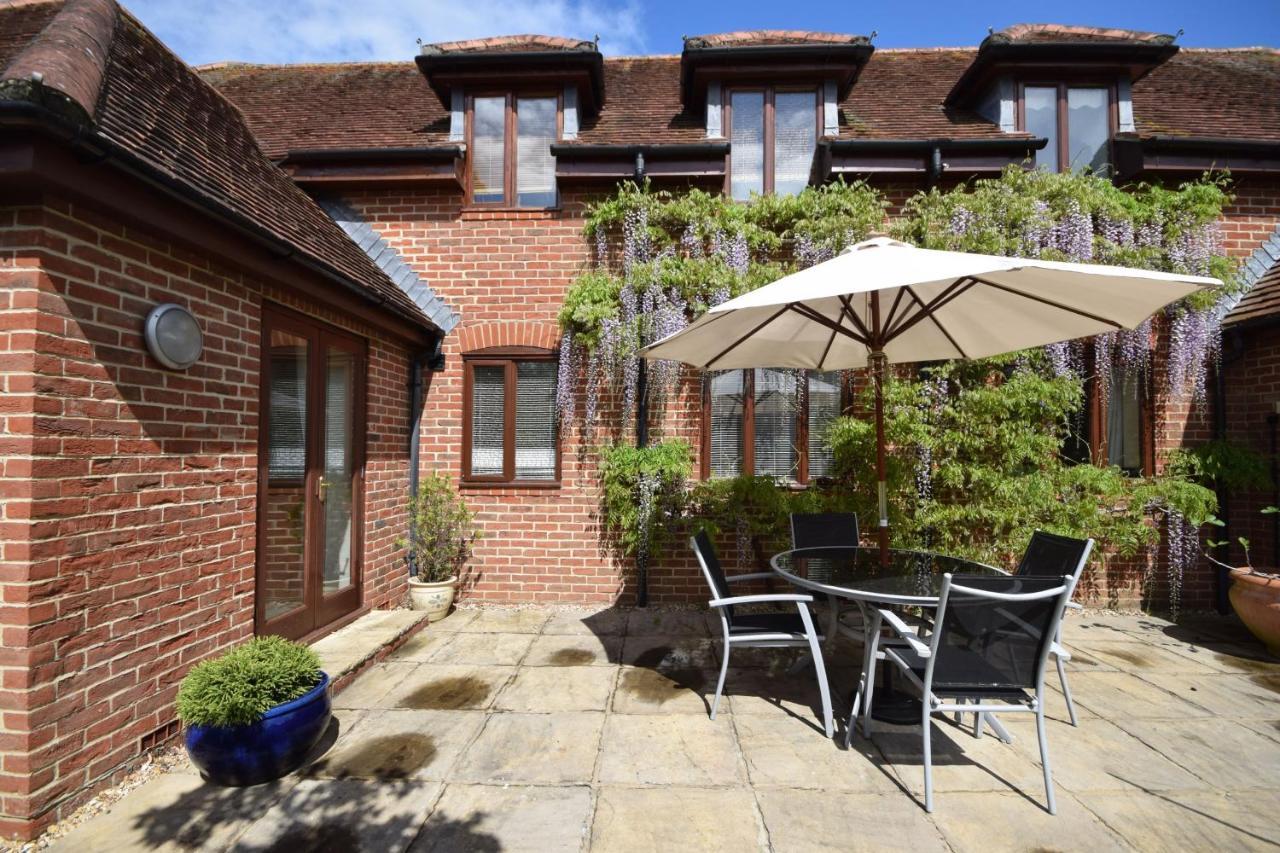 Wisteria Way, Tangmere Exterior photo