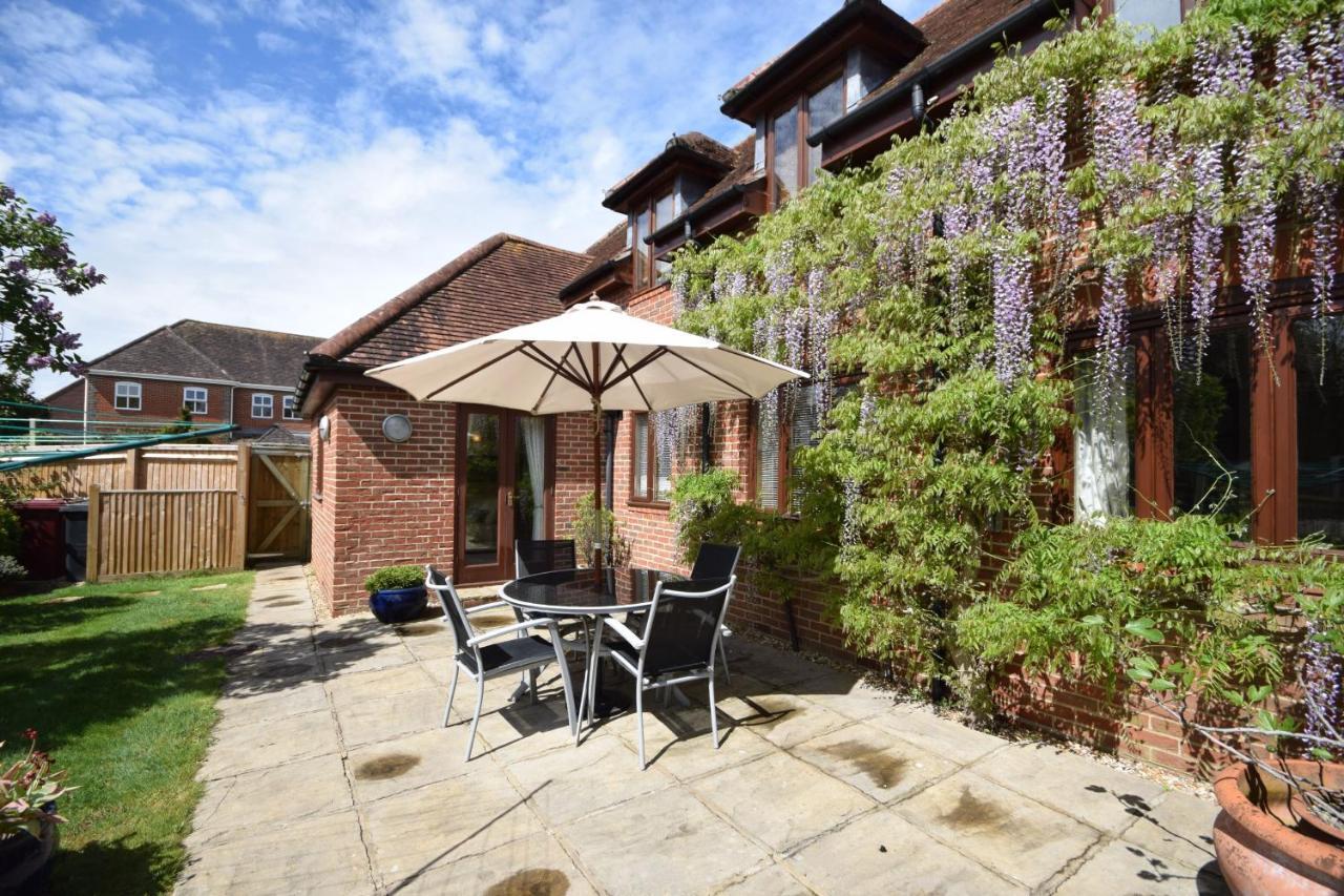 Wisteria Way, Tangmere Exterior photo